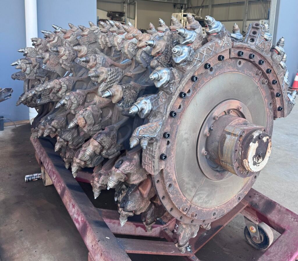 Milling picks in a stabiliser drum, stabiliser teeth, stabiliser drum, WR240 teeth